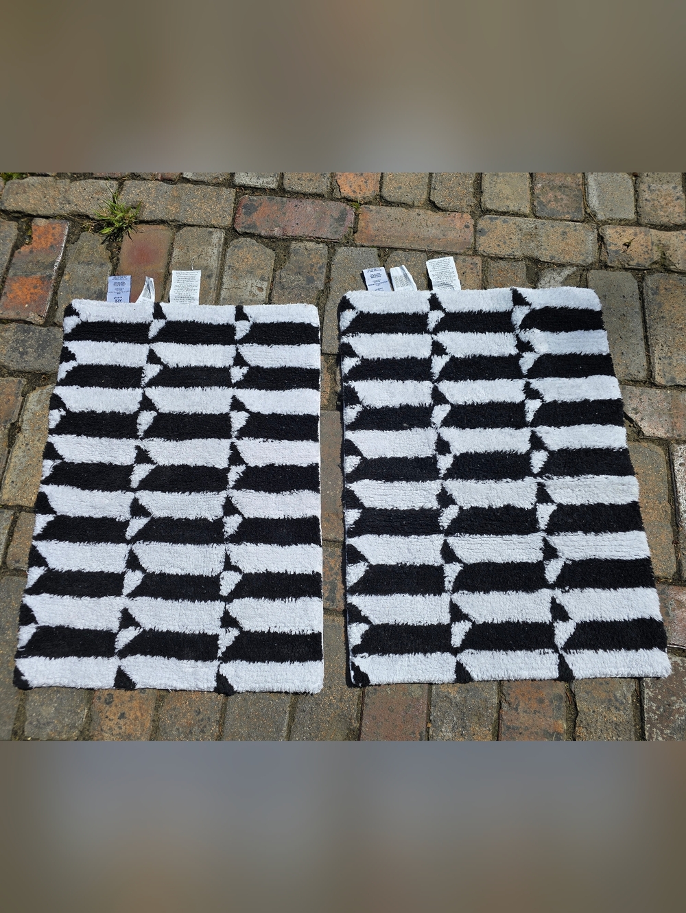 Set Of 24x17 Black & White Geometric Mats. EUC. Entryway Or Bathroom